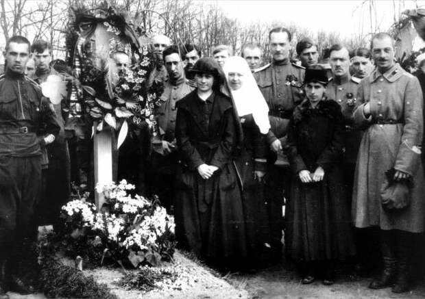 Первопоходники у могилы генерала Корнилова