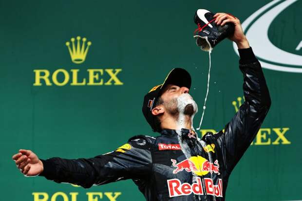 Даниэль Риккардо, Red Bull Racing пьет шампанское из своего ботинка на подиуме, фото Red Bull Content Pool автоспорт, гонки, фото