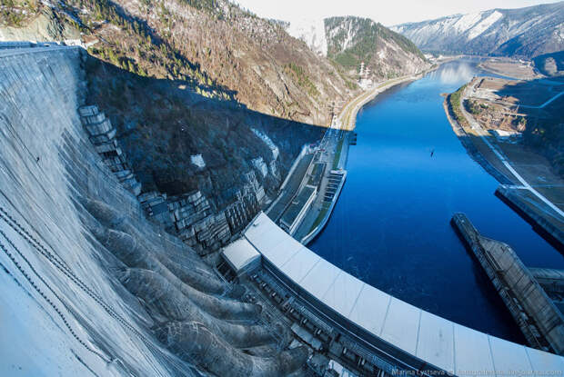 Самая большая ГЭС России