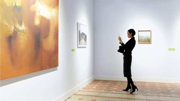 Cosmoscow: куратор из Африки, ренессанс фотографии и лиминальные пространства, или Как «Елисеевский» стал арт-салоном