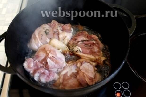 Разогреть масло и опустить курицу кожей вниз, огонь чуть убавить и жарить до румяной корочки.