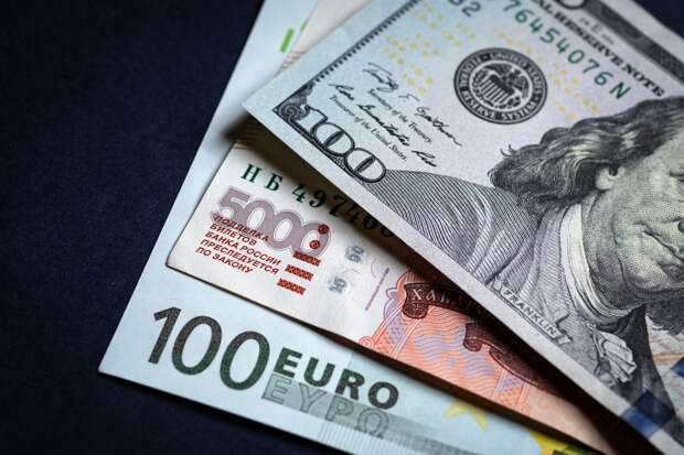 Зависимость от доллара и евро упала