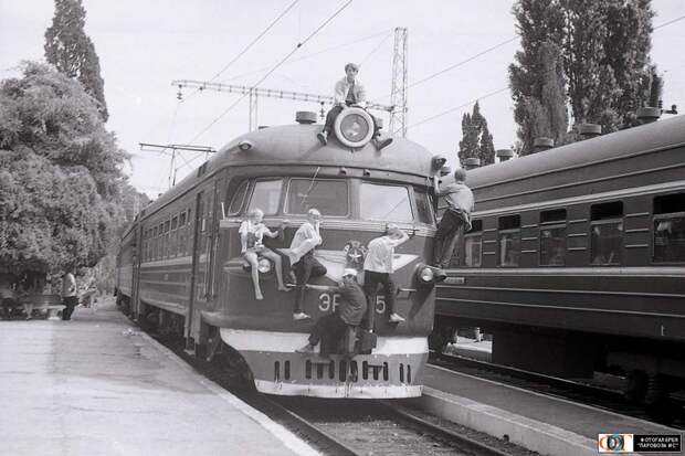 Подростки едут на зацепе электропоезда, 1971 год, СССР история, фото