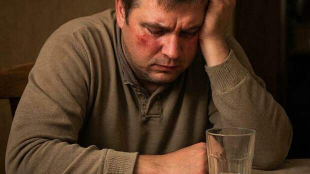 Пьяный мужчина / Изображение сгенерировано GigaChat от Сбера / amic.ru