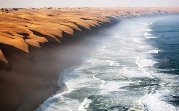 Roberto Sysa Moiola Место, где встречается пустыня Намибия и море.  красивые кадры, факты, фото
