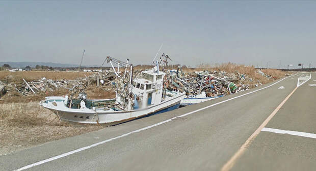 Рыбацкие лодки, вынесенные на берег цунами
