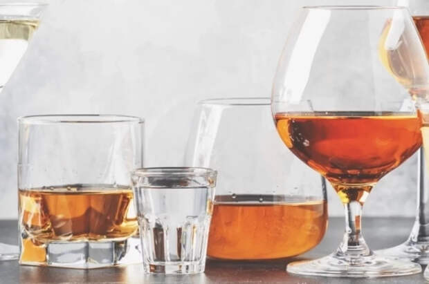 Диетолог Русакова предупредила об опасностях домашнего самогона