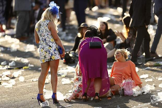 Стоять хорошо, сидеть - лучше. Фото: REUTERS