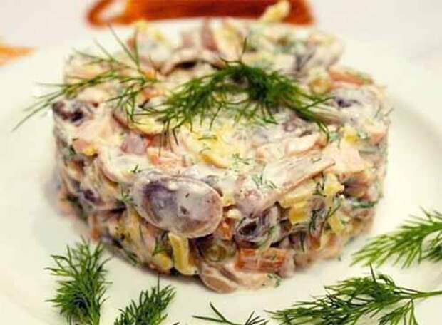 салат с копченой курицей и грибами
