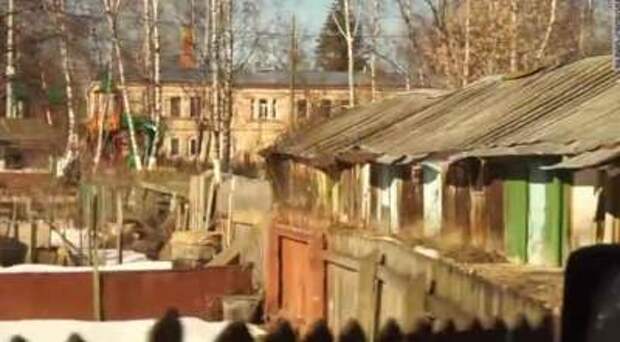 Ужасные условия жизни российских семей через дорогу от резиденции Путина. Видео