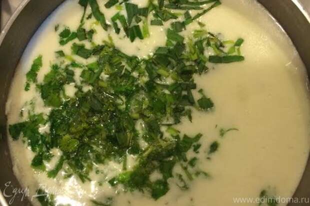Зелень мелко порубить и добавить в суп. Добавить соль по вкусу. Варить 2-3 минуты.
