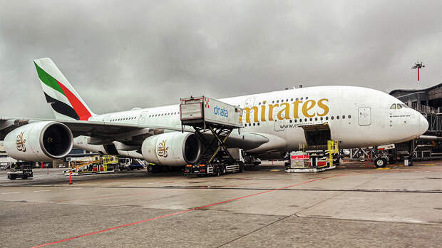 Авиакомпания Emirates наотрез отказалась пускать в самолет граждан РФ
