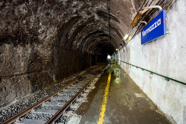 29. Вернацца, станция в тоннеле.
