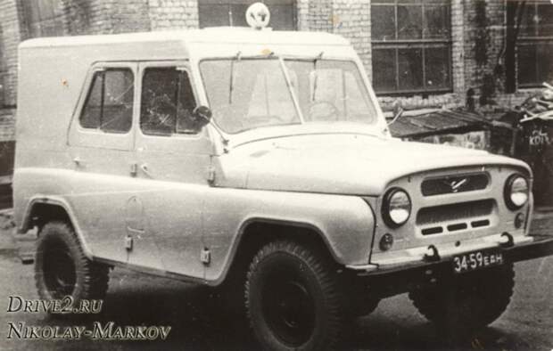 УАЗ-469Б, переоборудованный в Тарту в цельнометаллический универсал. Фара со знаком красного креста на крыше говорит о санитарном назначении машины, а госномер – о примерном времени постройки (1974 год) АРЗ, авто, москвич