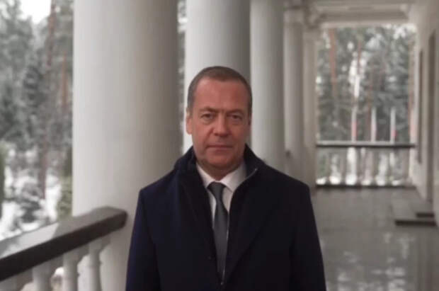 Медведев: женщины наполняют жизнь глубоким смыслом