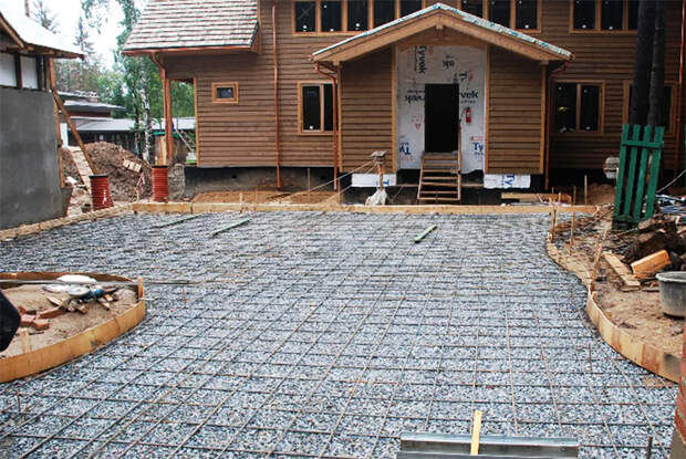 Если вы заливаете бетоном большую площадку, обязательно сделайте песчано-гравийную подушку и армирование. Проблемы с подвижкой грунта решат компенсационные швы