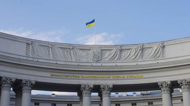 Государственный флаг на здании министерства иностранных дел Украины в Киеве - РИА Новости, 1920, 11.06.2021