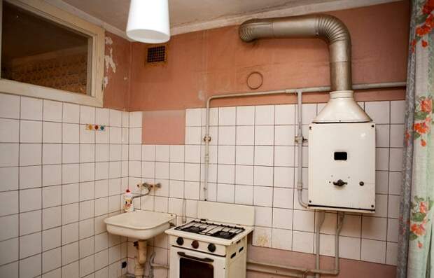 Наличие газовой колонки в квартире появление странного окошка не объяснило. /Фото: proventilyaciyu.ru