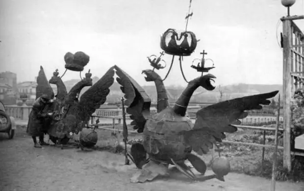 Снятые с Кремля орлы, которые были выставлены в центральном парке культуры и отдыха имени Максима Горького для обозрения в 1935 году. Снятые с Кремля орлы, которые были выставлены в центральном парке культуры и отдыха имени Максима Горького для обозрения в 1935 году.