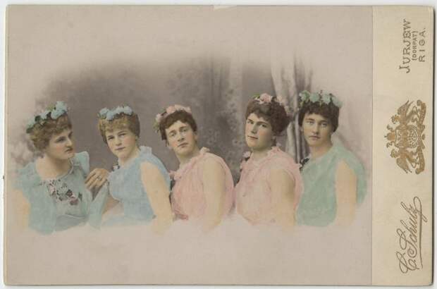 Юноши, переодетые в женское платье: ретро-снимки конца XIX века