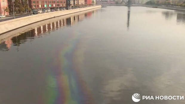 На Москве-реке заметили маслянистое пятно площадью 20 тысяч квадратов