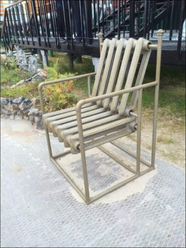 Стул из старых батарей. Стул из старых батарей.