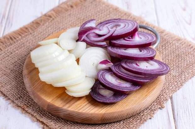 Сочная мясная закуска с маринованным луком на праздничный стол. Этап: 4