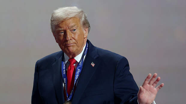 Трампа во время общения с журналистами на борту самолёта задела дверь туалета