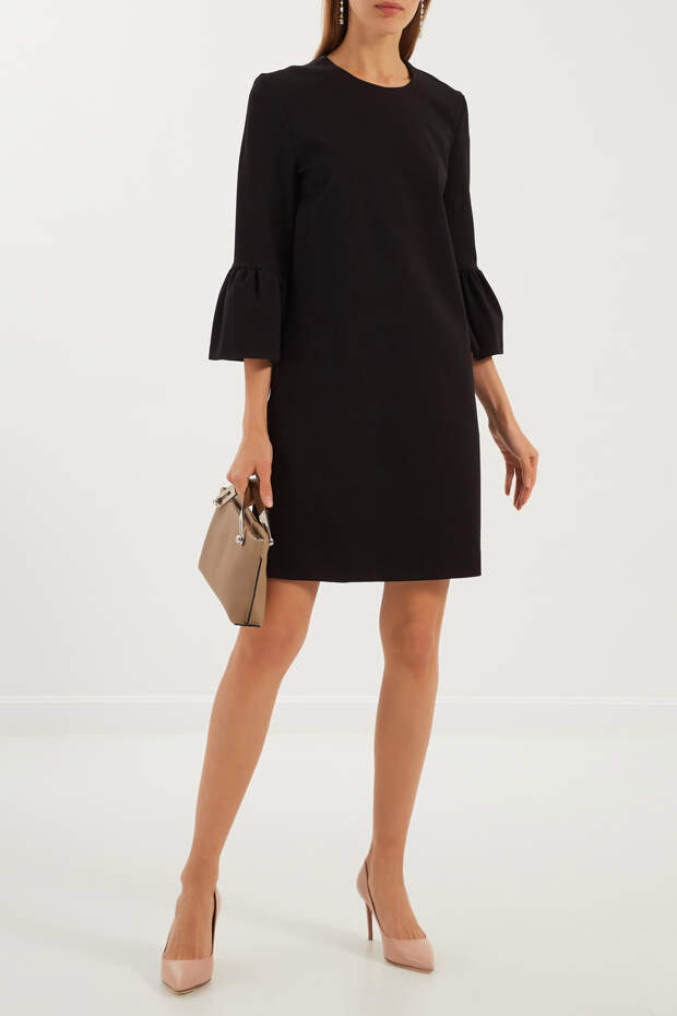 Свободное черное платье Adolfo Dominguez прямого фасона, закрытого кроя на застежке сзади. Укороченные рукава дополнены крупными воланами с объемными складками по краям. Образ завершают стильные нюдовые лодочки на высоком каблуке. Свободное черное платье Adolfo Dominguez прямого фасона, закрытого кроя на застежке сзади. Укороченные рукава дополнены крупными воланами с объемными складками по краям. Образ завершают стильные нюдовые лодочки на высоком каблуке.