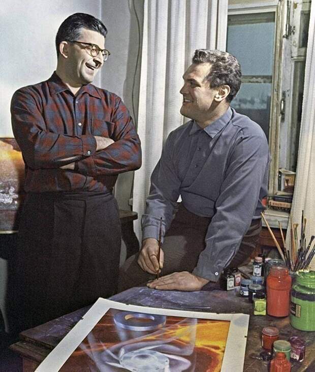 Аркадий Стругацкий и художник Андрей Соколов, 1970-е