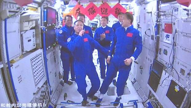 Корабль «Шэньчжоу-18» доставил на китайскую орбитальную станцию новый экипаж