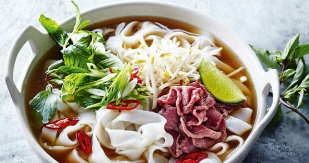 Какую еду обязательно нужно попробовать во Вьетнаме: суп фо, рисовые рулеты и сладкий кофе
