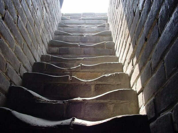 Лестница на Великой Китайской стене. Как вы думаете, сколько людей ходили по этим ступеням? 