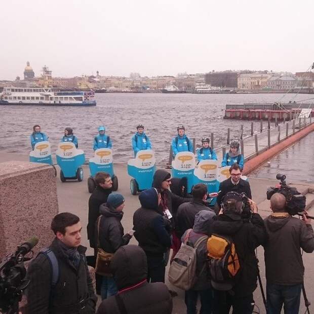 Служба помощи туристам. Очень удобно, не правда ли? баловство, гироскутер, ерунда, интересное, модное, сегвей, удобное