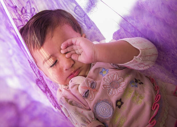 Высокая подушка и теплое молоко: способы снять приступ ночного кашля у ребенка