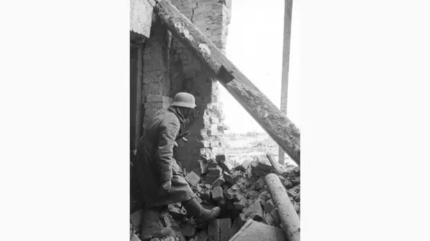 Немецкий солдат в Демянске. Фото © Wikipedia / Bundesarchiv