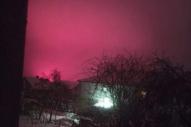 Появились кадры с необычным заревом во Львовской области после ударов ВС России