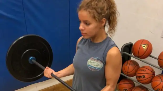 В США юную пловчиху лишили золотой медали за слишком открытый купальник