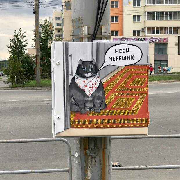кот в слюнявчике