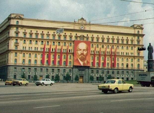 Здание КГБ на площади Дзержинского
