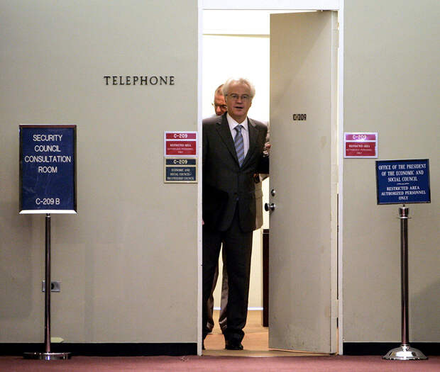 Виталий Чуркин после заседания с участием постоянных членов Совбеза ООН и представителя Японии по ядерной программе КНДР. 2006 год