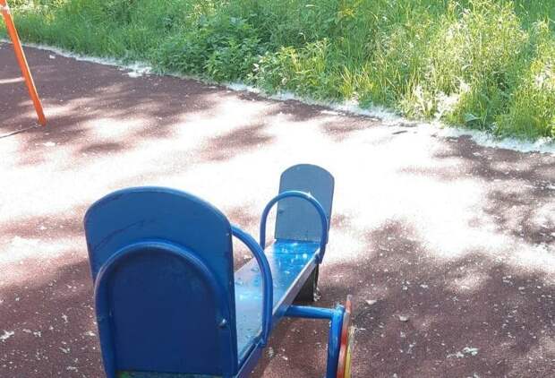 В проезде Дежнёва отремонтировали качели на детской площадке