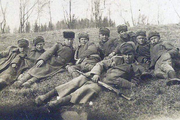 Анатолий Николаев (в центре) в истребительном батальоне, 1945 год. 