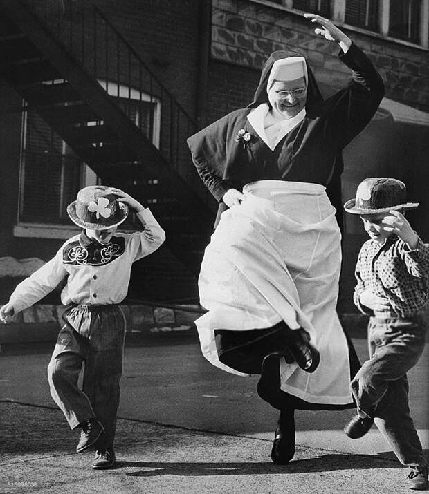 25. Монахиня танцует с детьми, 1964 г. архивные фотографии, лучшие фото, ретрофото, черно-белые снимки