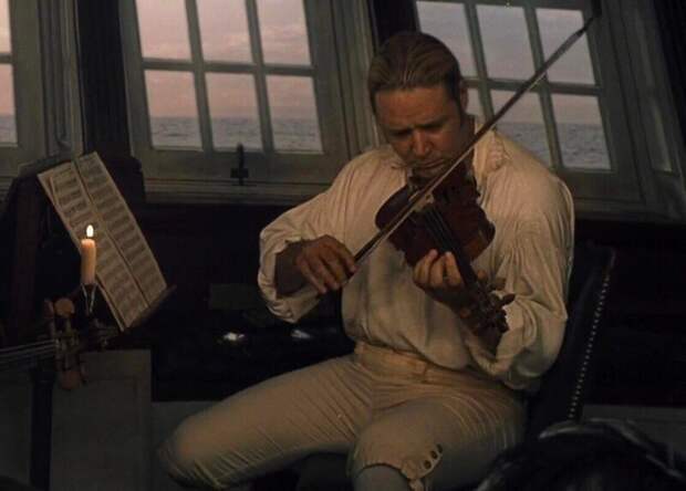 Готовясь к роли в фильме “Хозяин морей: На краю земли” (2003), Рассел Кроу 3 месяца учился игре на скрипке. Он назвал это самым сложным, что он когда-либо делал для фильма