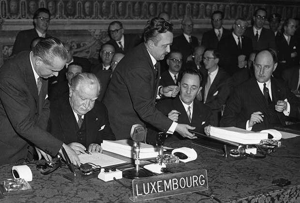 Министр иностранных дел Люксембурга Жозеф Беш подписывает Римский договор 25 марта 1957 года