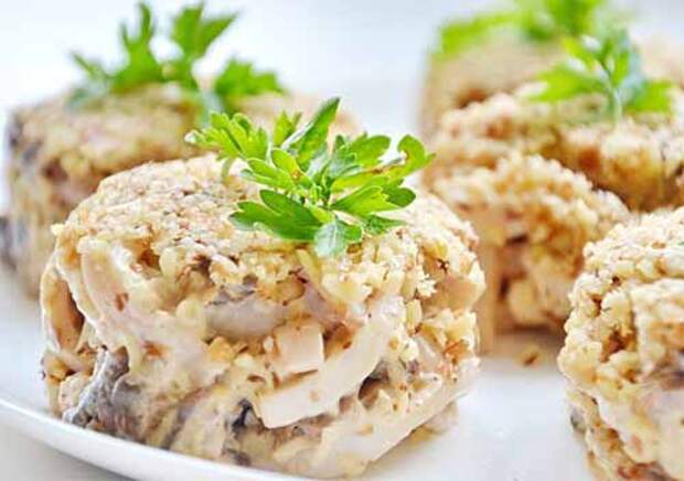 ореховый салат с кальмарами