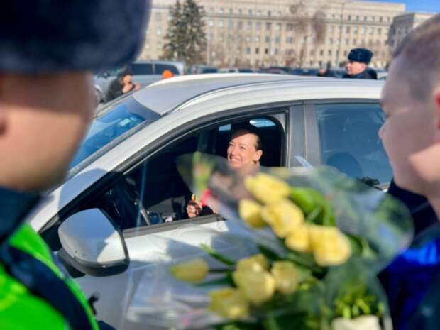 ГИБДД организовало "цветочный патруль" в Иркутске