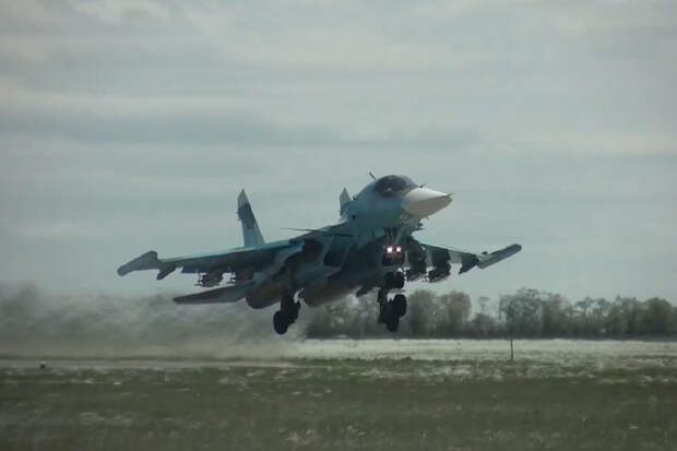 Экипажи истребителей-бомбардировщиков Су-34 нанесли удар по опорному пункту и живой силе ВСУ в зоне ответственности группировки войск «Восток»