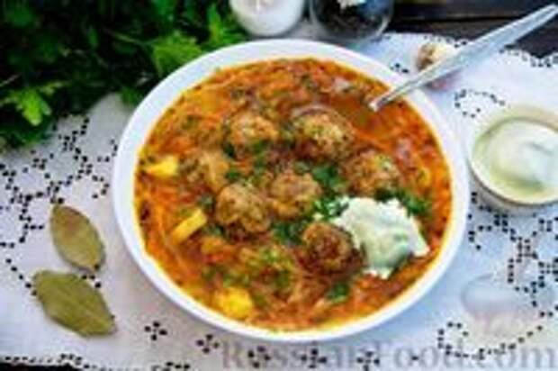 Фото к рецепту: Щи из свежей капусты с мясными фрикадельками и томатным соком